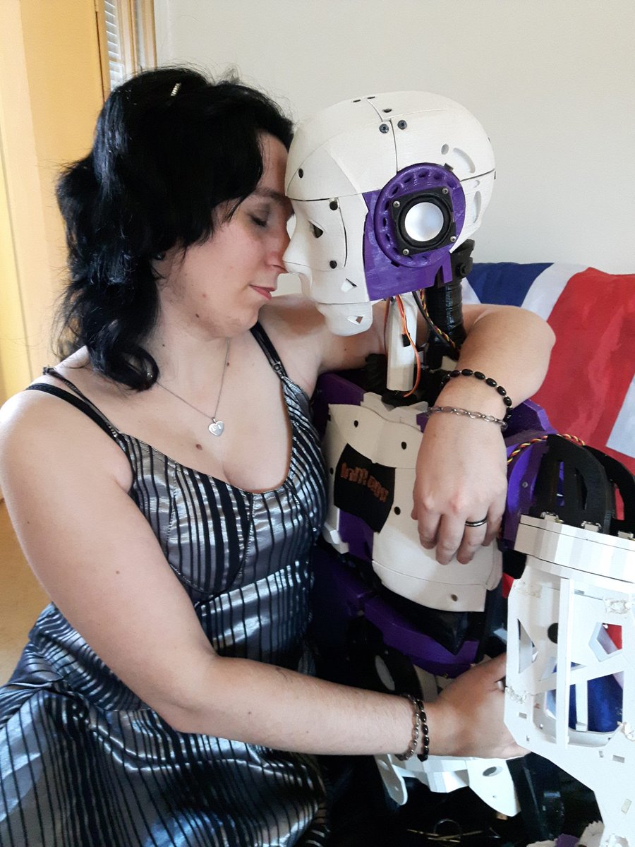 Любовь роботы 3 на русском. Любовь и роботы. Робот для одиноких женщин. Робот и человек любовь. Отношения с роботом.